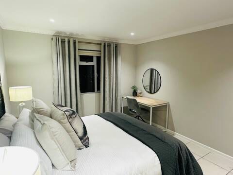 To Let 2 Bedroom Property for Rent in Heldervue Western Cape